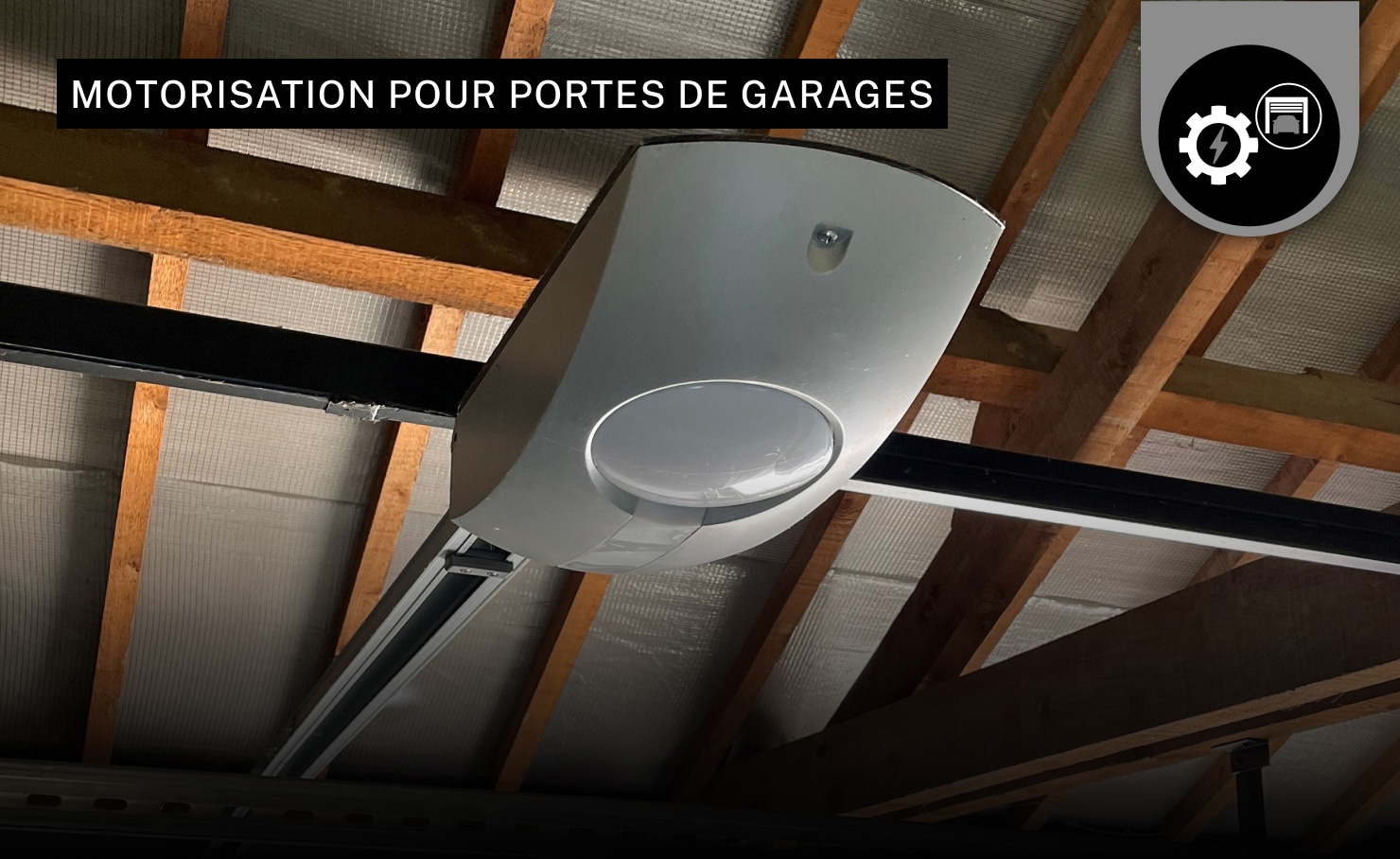 Moteur de porte de garage fixé sur un rail